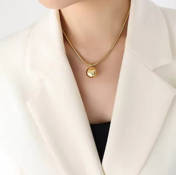 Elegant Gold Choker Necklace