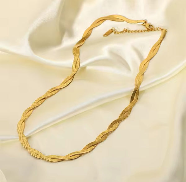 Twisted Gold Necklace: Elegant Design with Adjustable Length