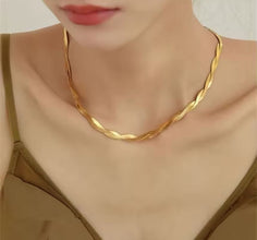 Twisted Gold Necklace: Elegant Design with Adjustable Length