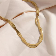 Twisted Gold Necklace: Elegant Design with Adjustable Length