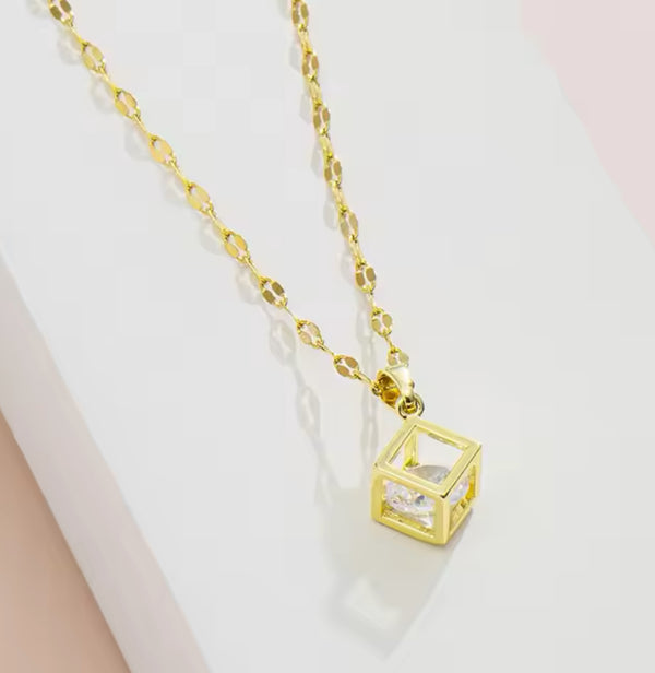 Elegant Gold Pendant Necklace