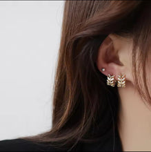Gold-Tone Leaf Motif Crystal Earring – Elegant and Sparkling Design
